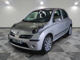 la photo d'une petite voiture argentée garée dans un garage