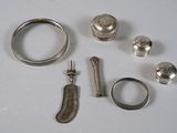 beaucoup d'objets en argent posés sur une table