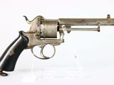 un vieux revolver avec une crosse noire sur fond blanc