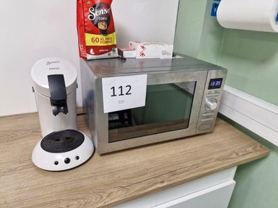 un micro-ondes et une cafetière posés sur un plan de travail