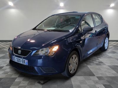 la photo d'une voiture bleue garée dans un garage