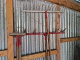 plusieurs outils accrochés au mur d'un immeuble