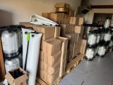beaucoup de cartons et de bacs posés par terre dans une pièce