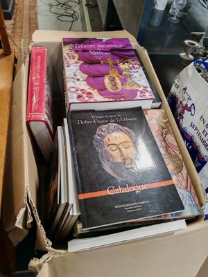 de nombreux livres dans une boîte posée sur la table
