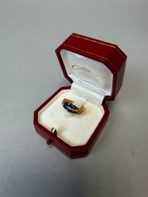 une bague dans une boîte rouge posée sur une table