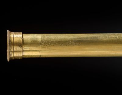 un télescope plaqué or sur fond noir