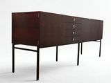 le buffet est en bois et possède des pieds en métal