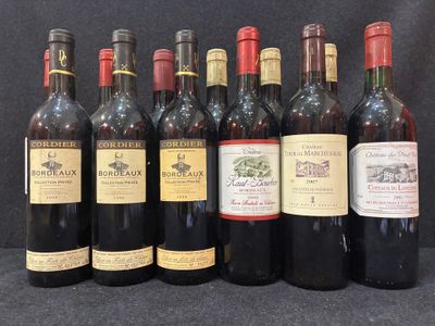 plusieurs bouteilles de vin sont alignées sur une table