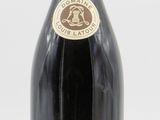 une bouteille de vin posée sur une table
