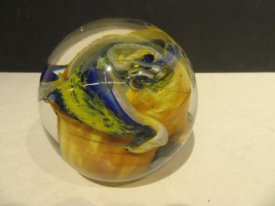 une boule de verre contenant un poisson jaune