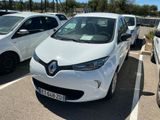 une voiture blanche garée dans un parking à côté d'autres voitures