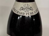 deux bouteilles de vin posées l'une à côté de l'autre sur une table