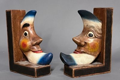 deux serre-livres sur lesquels sont représentés des visages