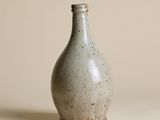 un petit vase posé sur une table
