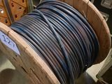 un enrouleur de câble en bois posé par terre