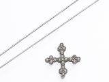 une image représentant un pendentif en forme de croix en diamant suspendu à une chaîne, sur fond blanc