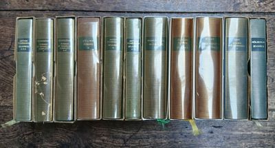 Plusieurs livres sont alignés sur une table en bois