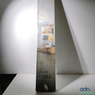 une photo d'une boîte de pain criel posée sur une table