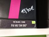 un livre posé sur une étagère, orné d'un ruban rose