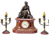 une statue représentant une femme assise sur une table, à côté de trois chandeliers