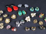 de nombreux types de boucles d'oreilles et de bagues posés sur la table