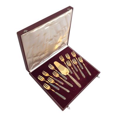 NECESSAIRE A GATEAUX, les manches en vermeil fourré, les fou…