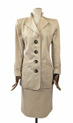 une image d'une robe et d'une veste de femme sur un mannequin