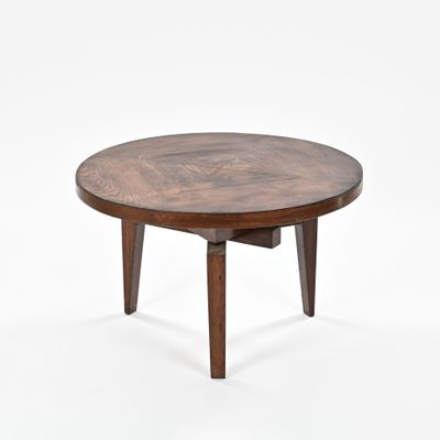 une table basse ronde avec des pieds en bois et un plateau en bois