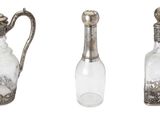 trois types différents de bouteilles en verre ornées de motifs argentés
