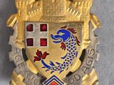 un insigne doré et rouge orné d'un dragon