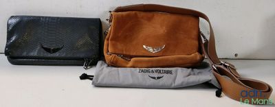 trois sacs sont alignés sur une surface blanche, avec une sangle marron