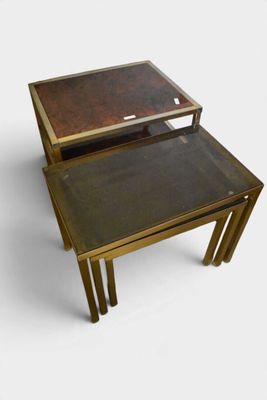 paire de tables gigognes en laiton avec plateaux en verre