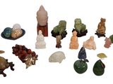de nombreux types de figurines différentes sur un fond blanc