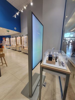 un grand écran au milieu d'un magasin