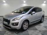 la petite voiture argentée est garée dans une pièce au sol en damier