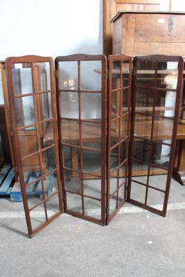trois étagères en bois avec des portes vitrées de chaque côté