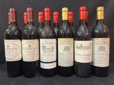 six bouteilles de vin rouge alignées sur une table