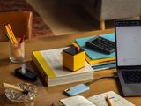 un ordinateur portable posé sur une table en bois