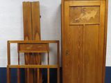deux chaises et une armoire placées l'une à côté de l'autre
