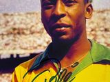 une photo d'un homme vêtu d'une chemise jaune et verte, posant pour la photo