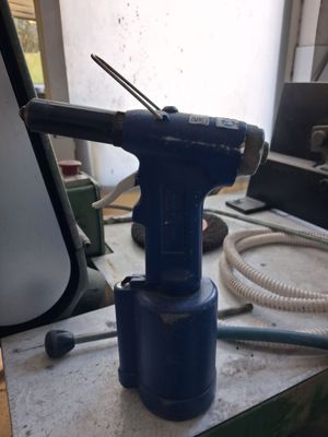 une sarbacane bleue posée sur une table