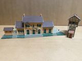 une petite maquette de maison et une petite maquette de maison