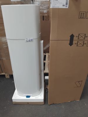 un réfrigérateur blanc posé à côté d'une pile de cartons