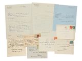 Plusieurs vieilles lettres et enveloppes sont empilées les unes sur les autres