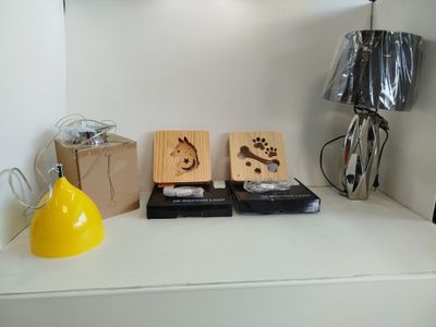 deux blocs de bois posés sur une table blanche, éclairés par une lampe jaune