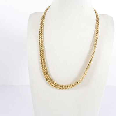 gros plan d'un collier en or sur un mannequin