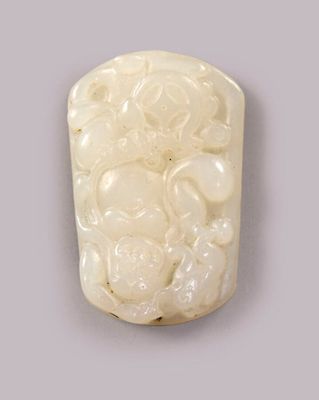 PENDENTIF en jade blanc à motif d'un bouddha assis.
