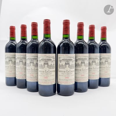 six bouteilles de vin rouge alignées sur une surface blanche
