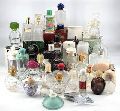 PARFUMS. Importante réunion de flacons vides, certains avec …
