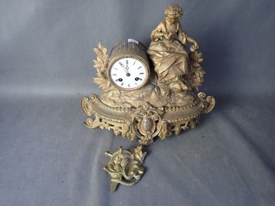 une horloge posée sur une table